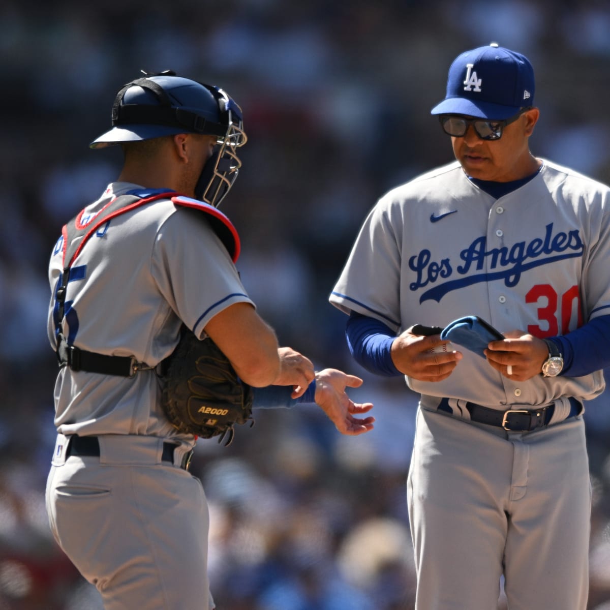 As T-shirt flap blows over, Dodgers' Dave Roberts thinks keeping