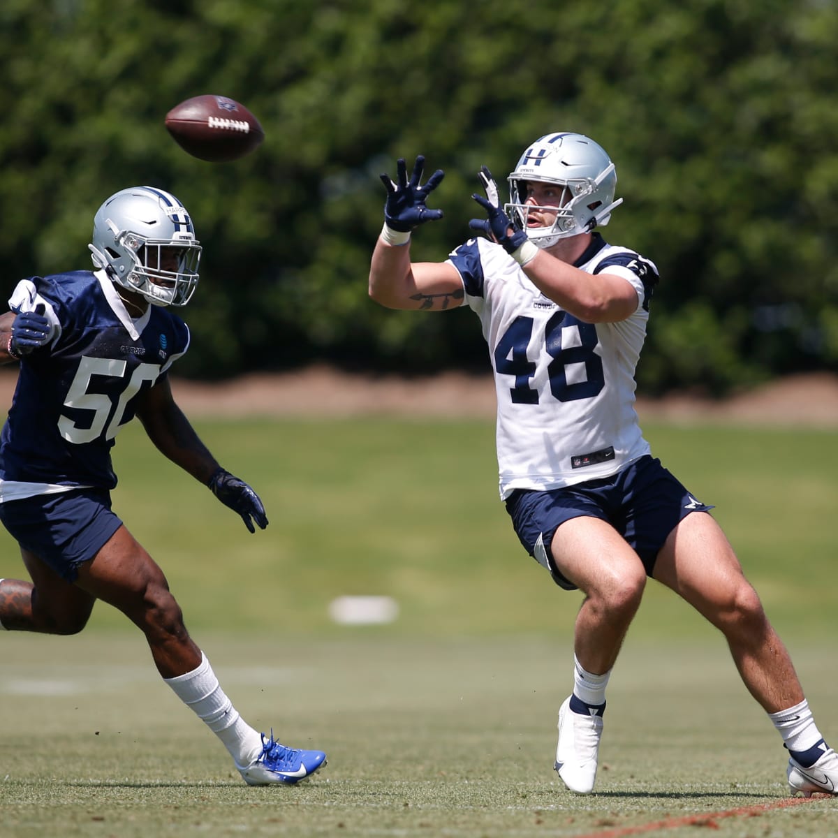 October 16, 2022, Philadelphia, PA, USA: October 16, 2022: Philadelphia  Eagles linebacker Kyzir White (43) tackles Dallas Cowboys tight end Jake  Ferguson (87) after a catch during the NFL football matchup between