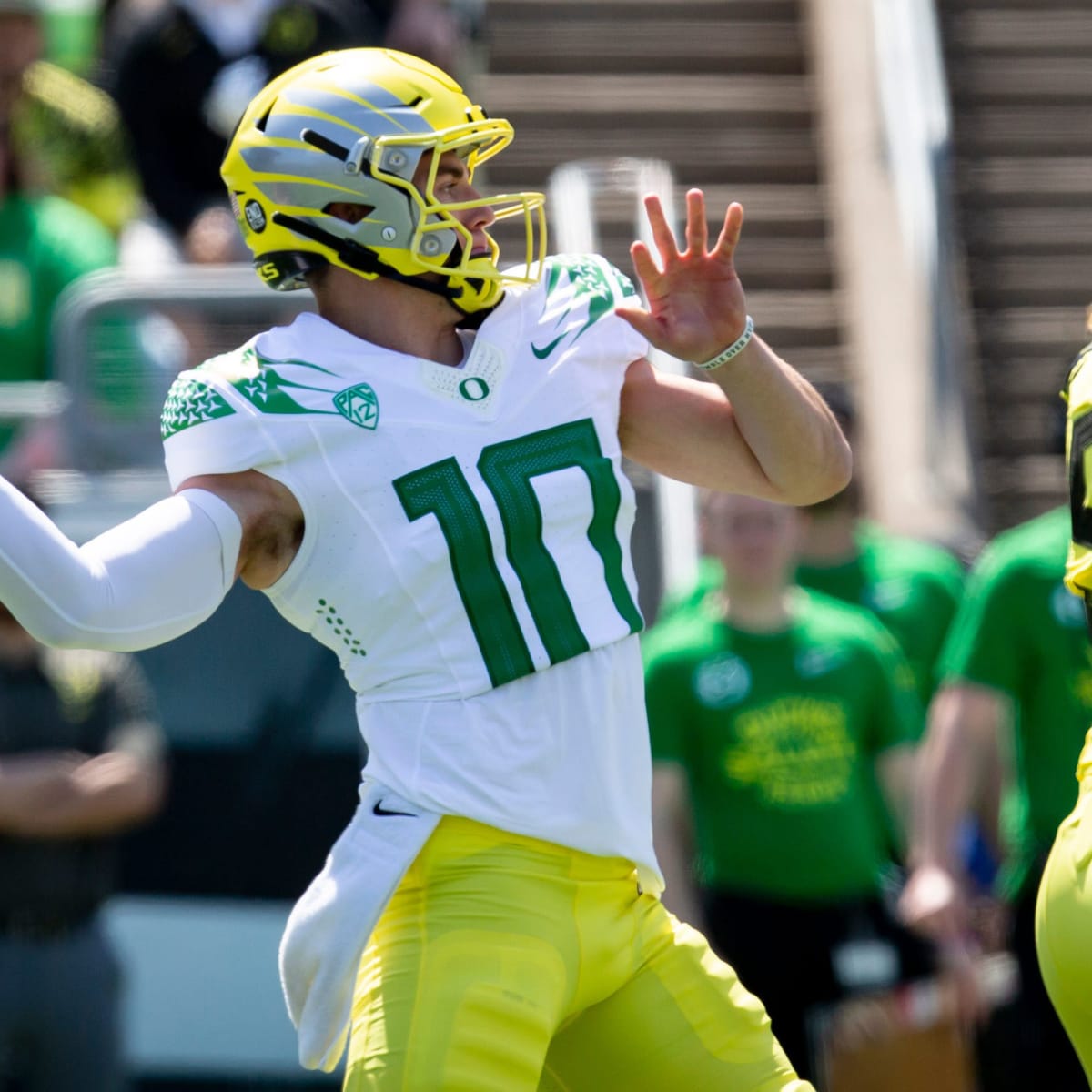 Oregon Ducks Quarterback Bo Nix Returning to Eugene in 2023 - Sports  Illustrated Oregon Ducks News, Analysis and More