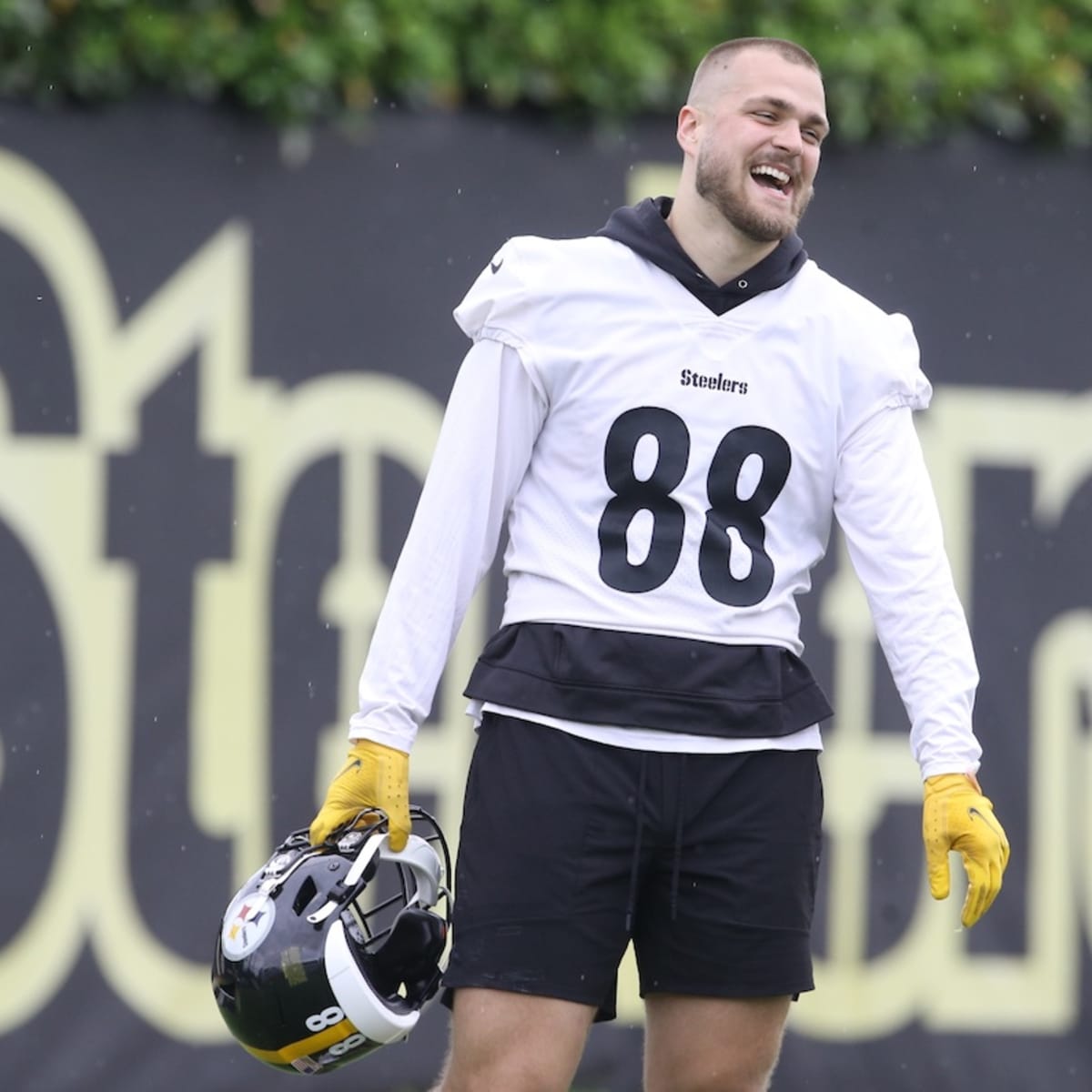 Watch: Steelers QB Kenny Pickett connects with TE Pat Freiermuth