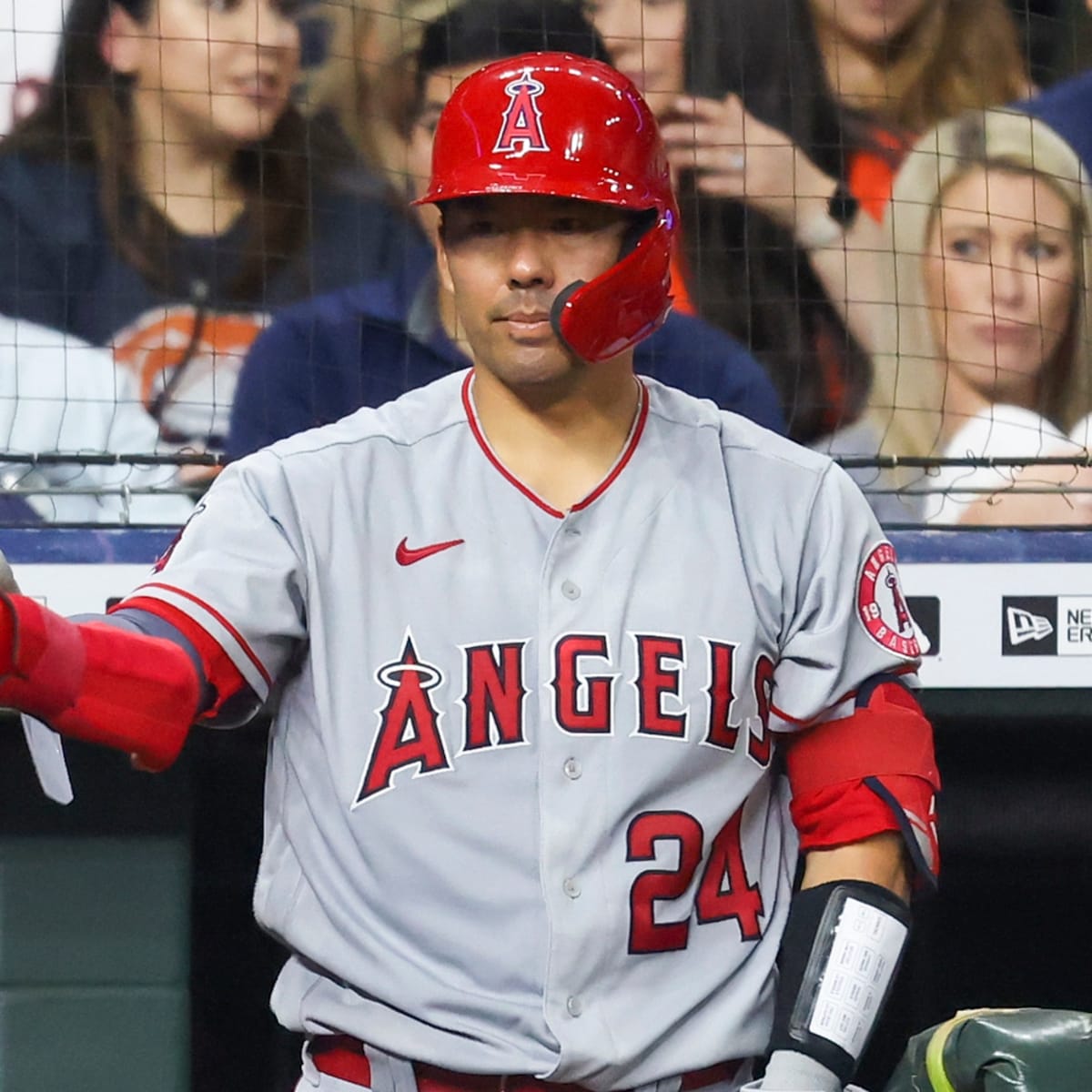 Angels' Kurt Suzuki feeling better after taking ball to neck - Los Angeles  Times