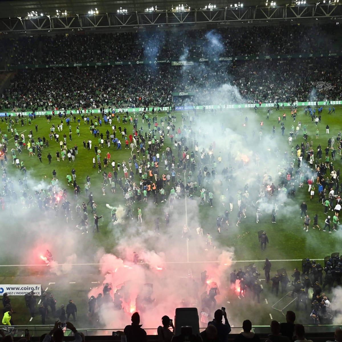 Saint-Etienne Field, Flares at Players (Video) - Illustrated