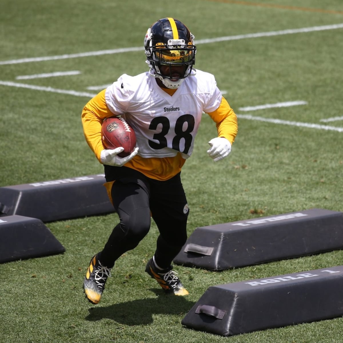 Here is Jaylen Samuels in his Pittsburgh Steelers jersey - Backing The Pack