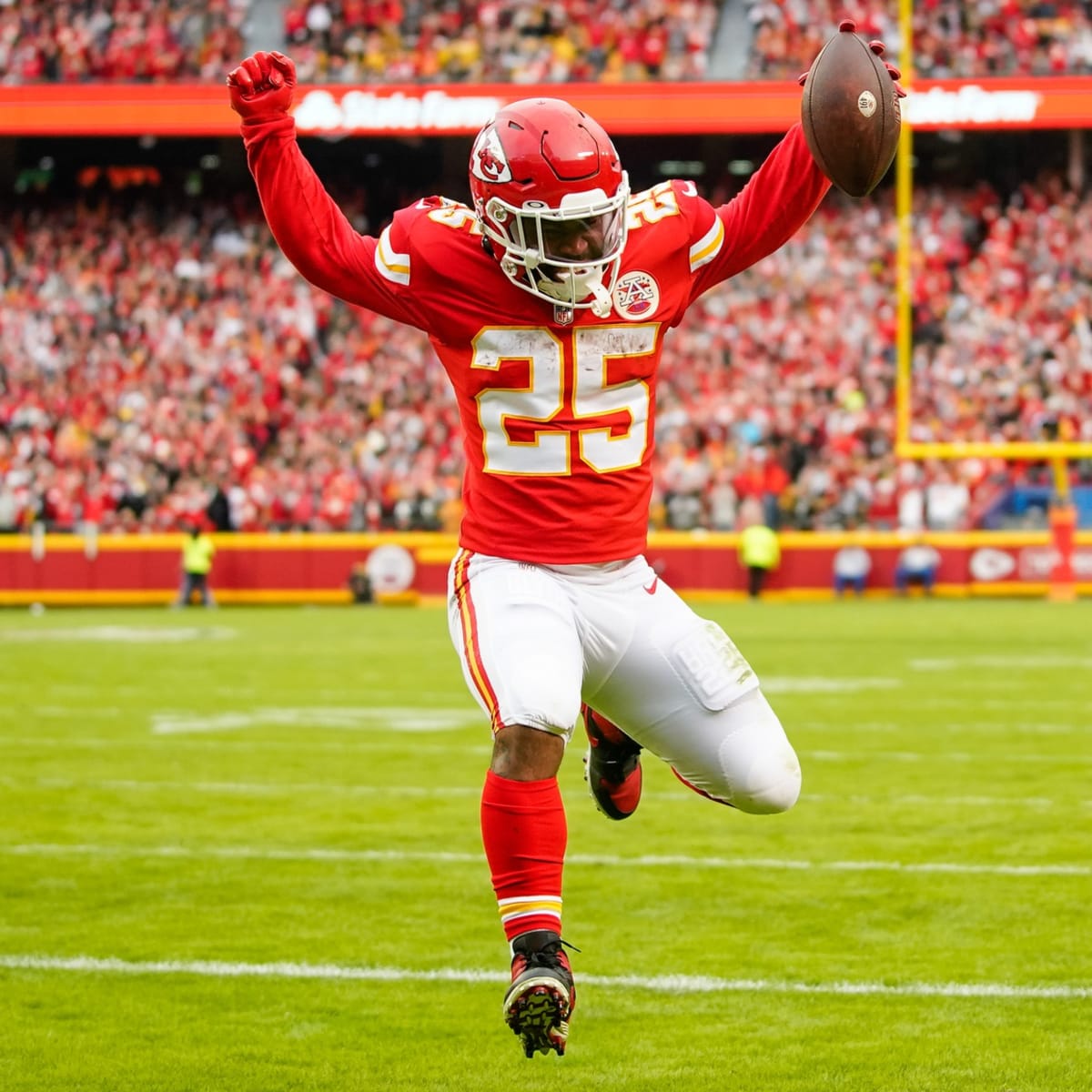 KC Chiefs RB Clyde Edwards-Helaire Film Review: Maximizing 2022 - Sports  Illustrated Kansas City Chiefs News, Analysis and More