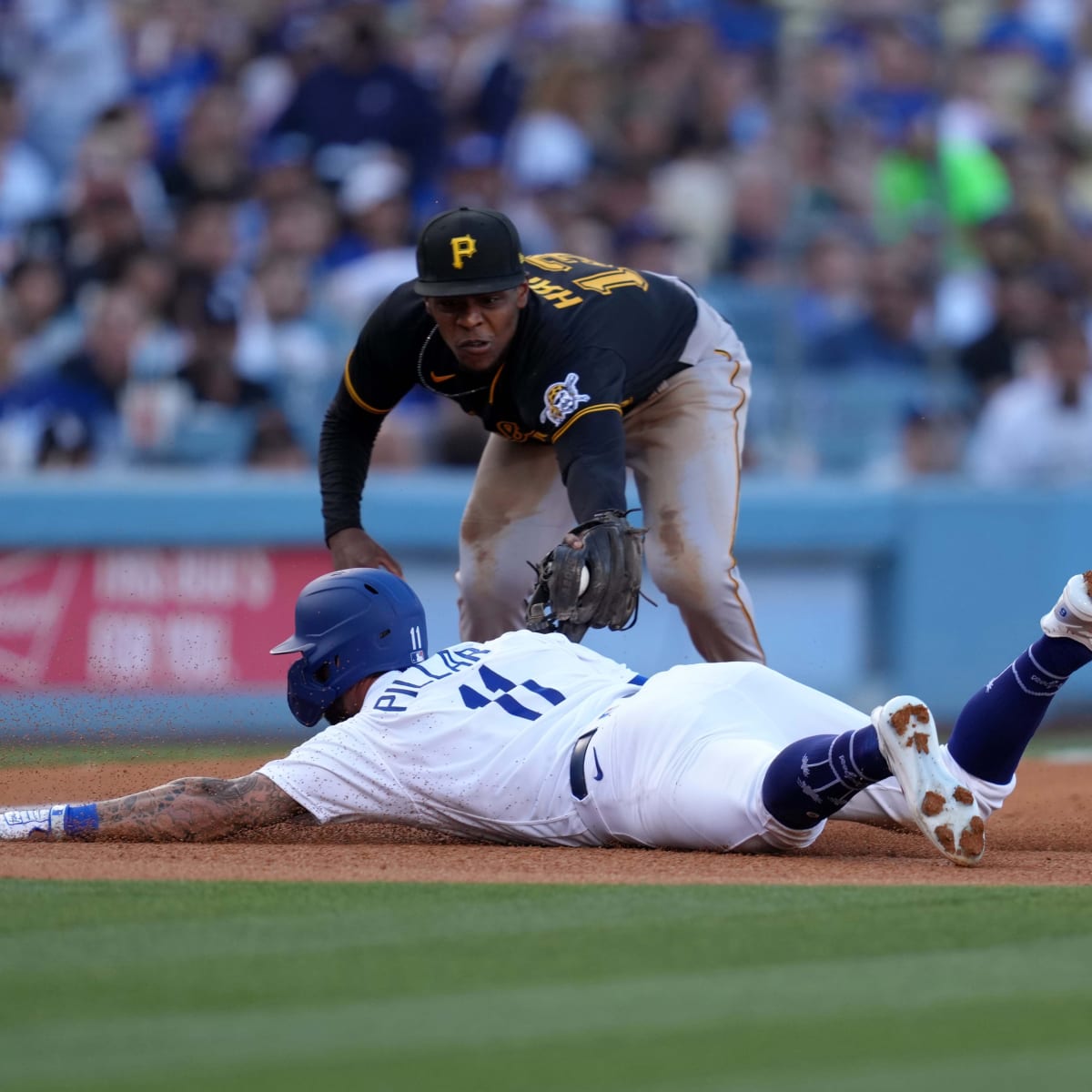 Cleaning up: Pirates beat Dodgers 8-4 for rare sweep in LA