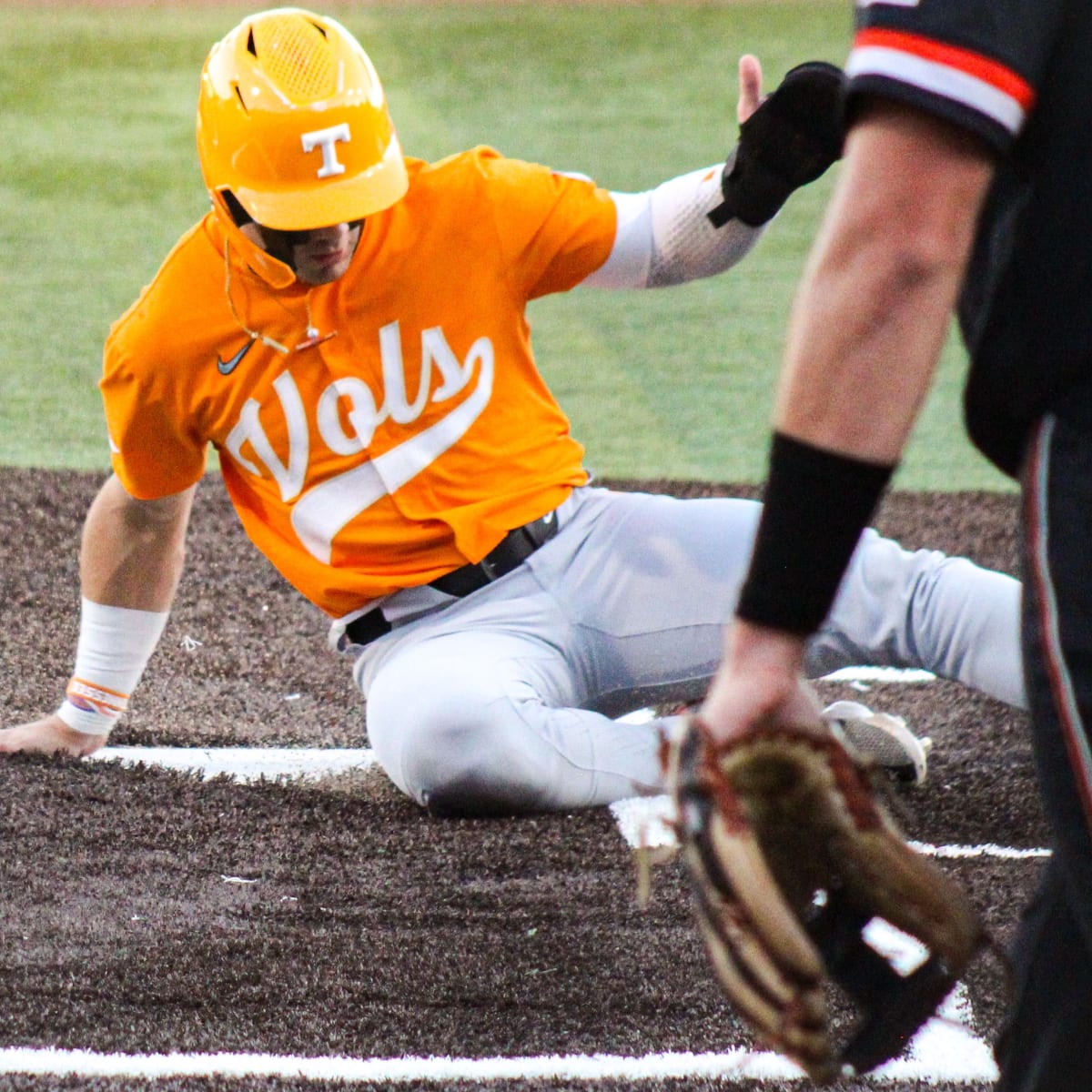 Tennessee baseball one win away from Super Regional after 12-7 win over  Campbell