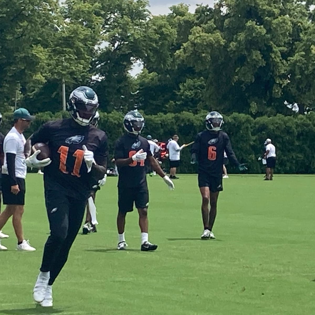 Eagles training camp observations: Jalen Hurts vibes with A.J. Brown and DeVonta  Smith, dark-horse playmaker continues to stand out