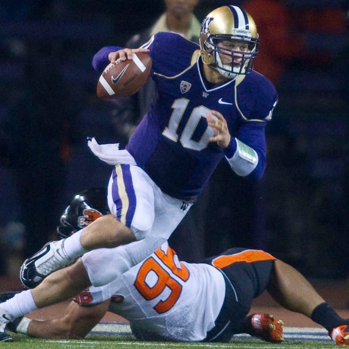 Seattle Cheers Jake Locker as He Ends Husky Career - The New York Times