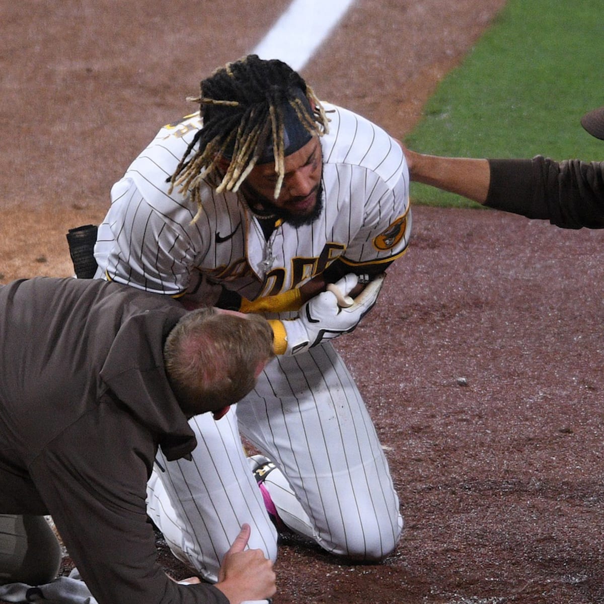 Padres star Fernando Tatis Jr. dislocates shoulder on swing – KGET 17