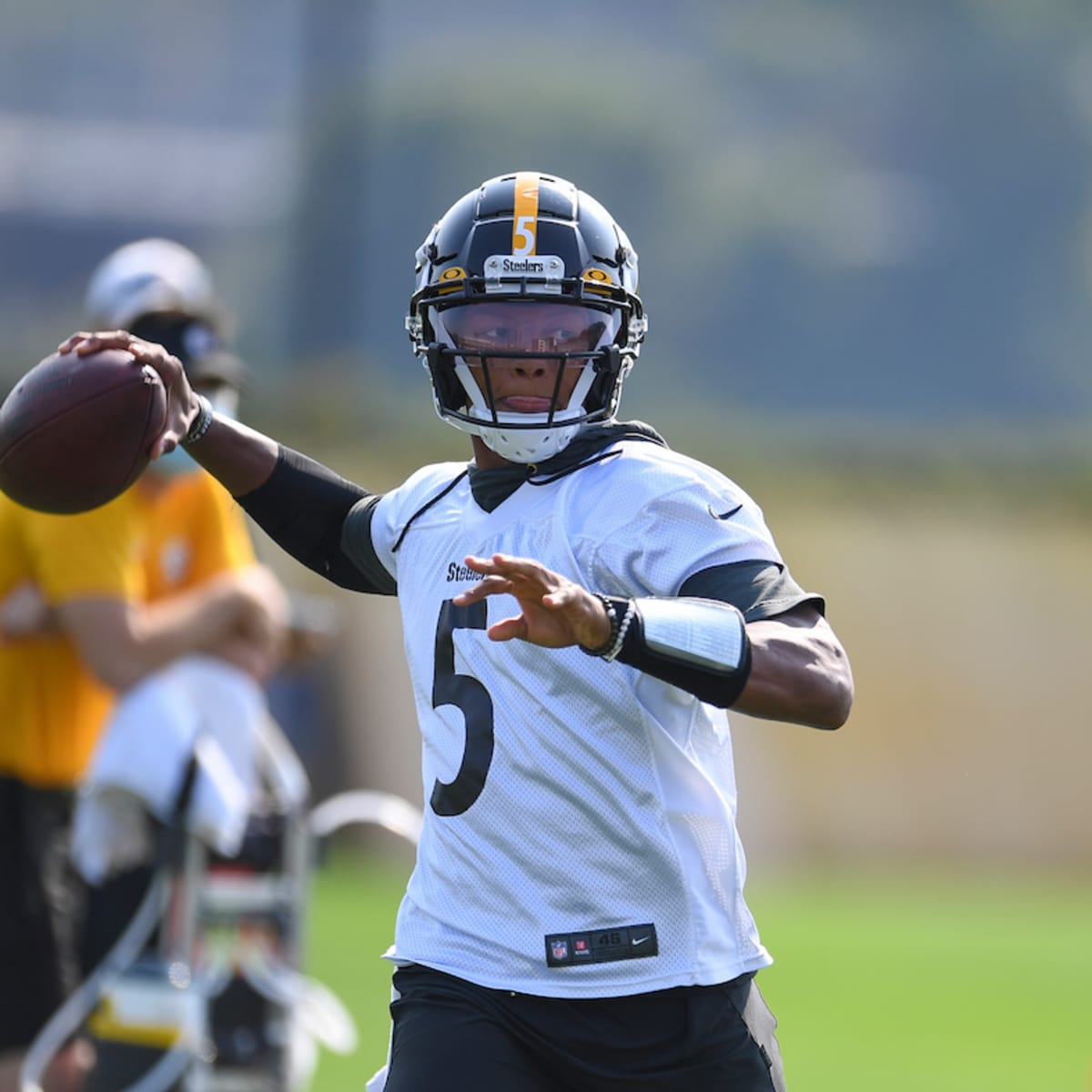 Josh Dobbs returns to Steelers on one-year deal