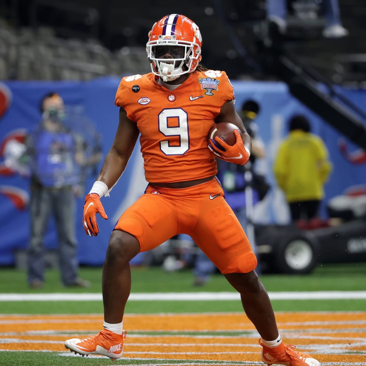 2021 NFL Mock Draft: Tampa Bay Buccaneers Select RB Travis Etienne