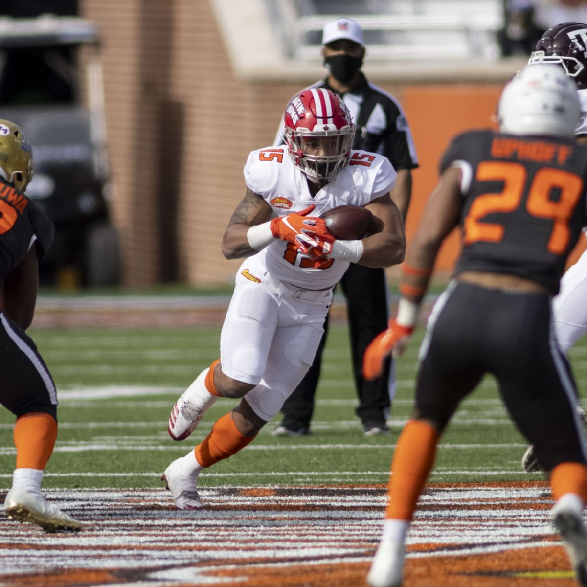 Elijah Mitchell Makes Tacklers Miss on an 18-Yard Burst