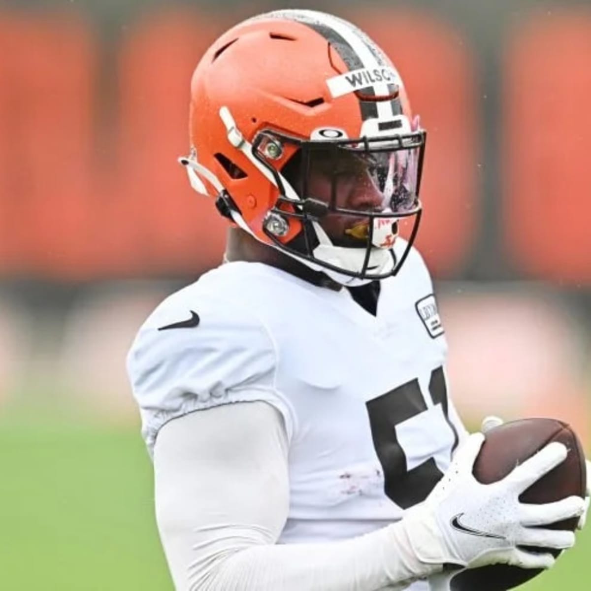 Browns LB Walker out with knee injury, Owusu-Koramoah returns