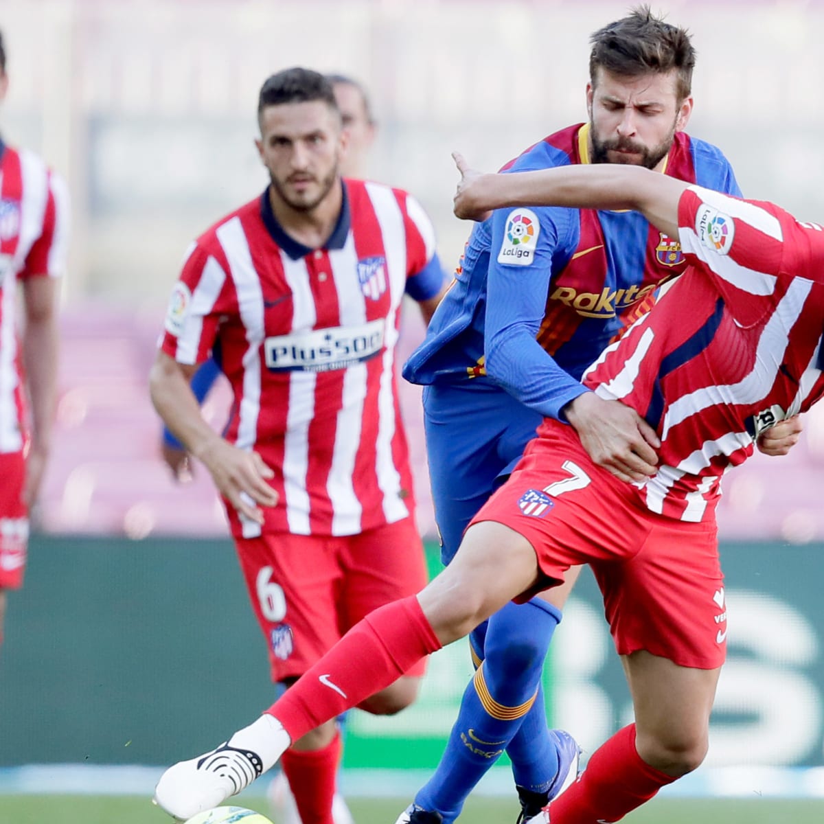 Atletico Madrid Vs Barcelona 0 0 Draw Opens La Liga Door To Real Sports Illustrated