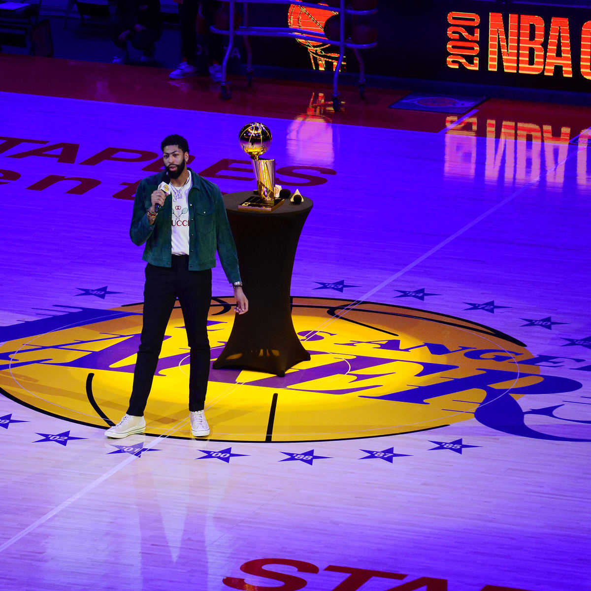 Lakers unveil NBA title banner, then barely beat lowly Rockets - Los  Angeles Times