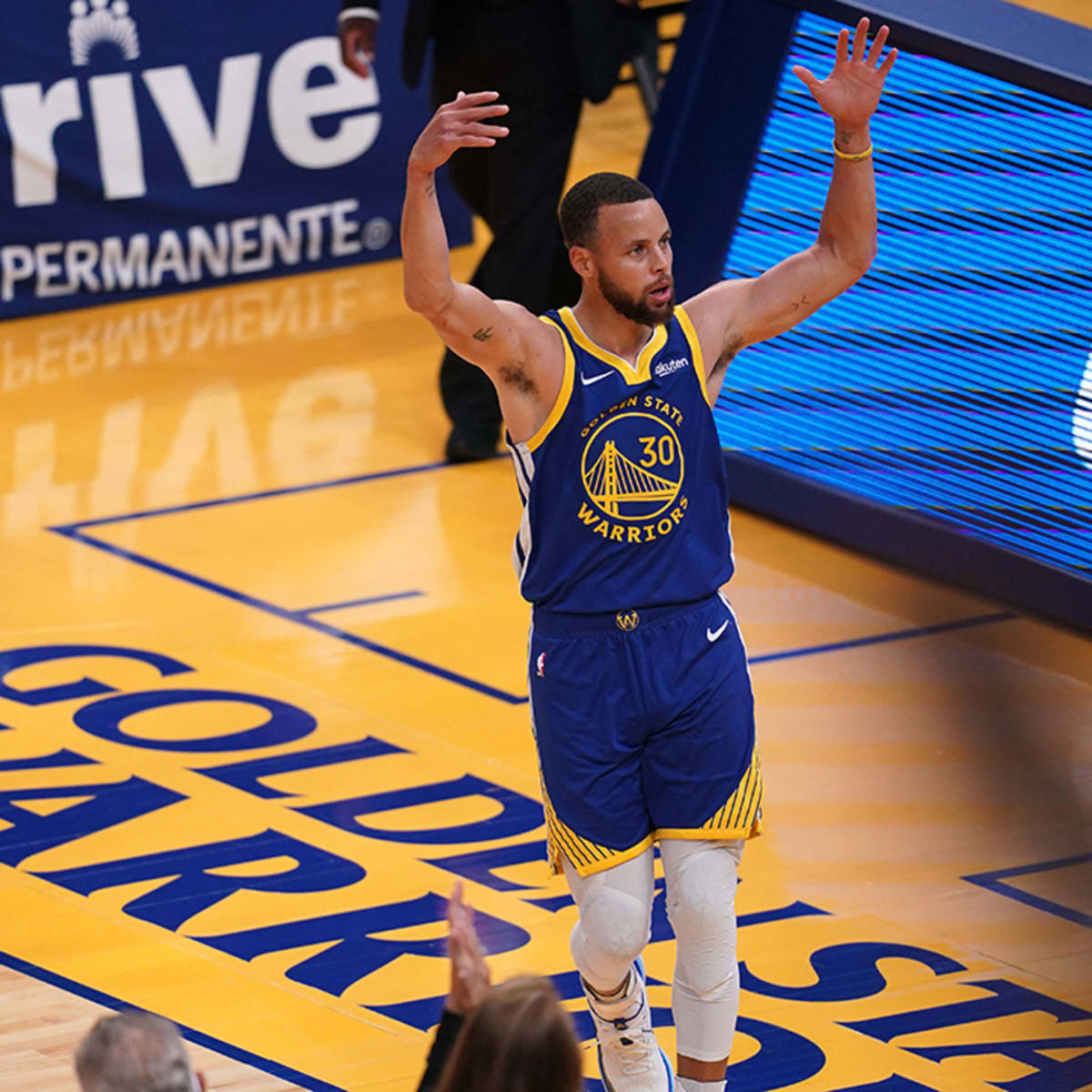 Stephen Curry joins the Warriors' 15,000 club — on a 3-pointer, of course