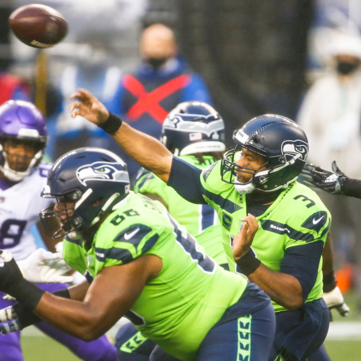 Russell Wilson's 5 TD passes lead Seahawks to 35-30 victory over Patriots