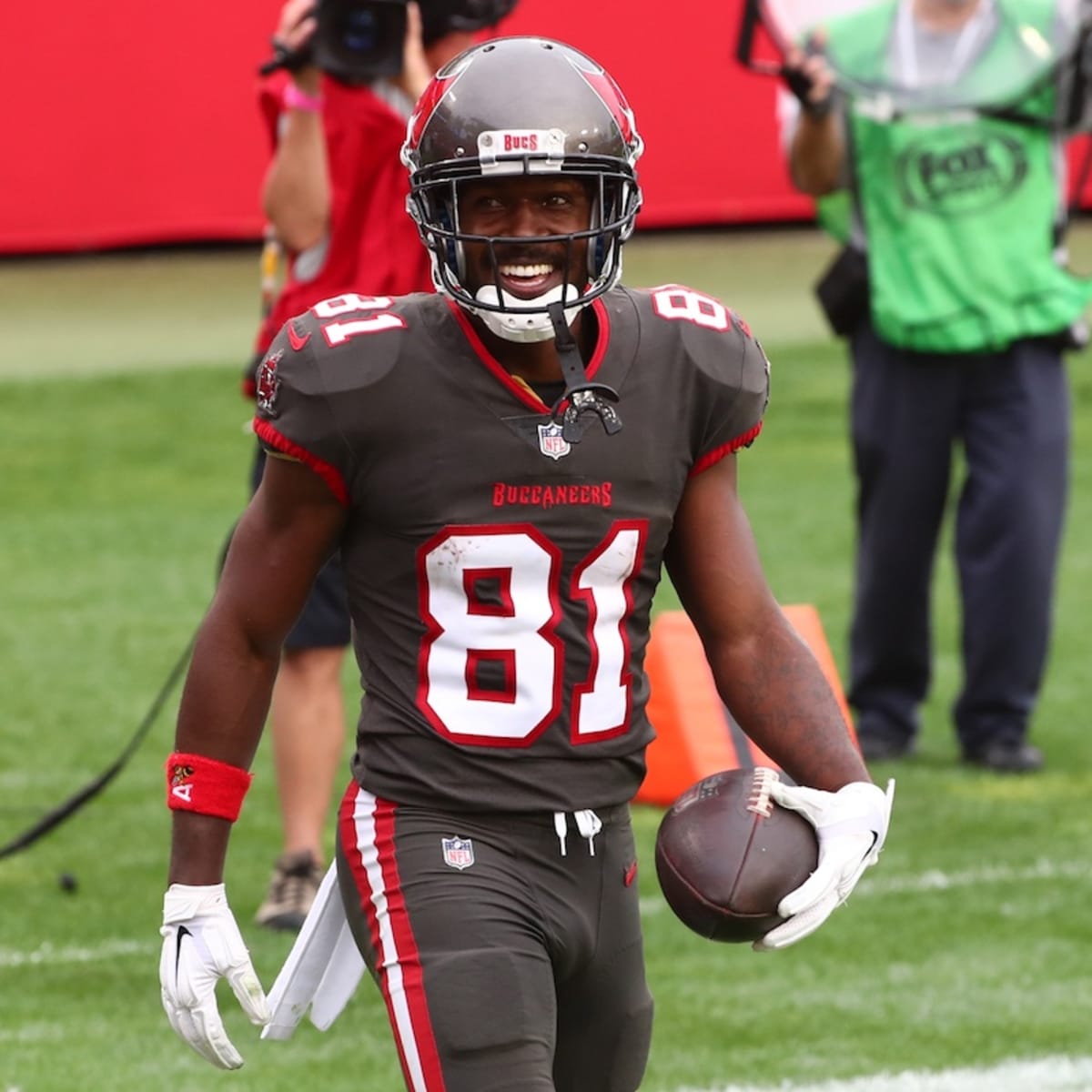 WR Antonio Brown re-signs with Buccaneers on one-year deal