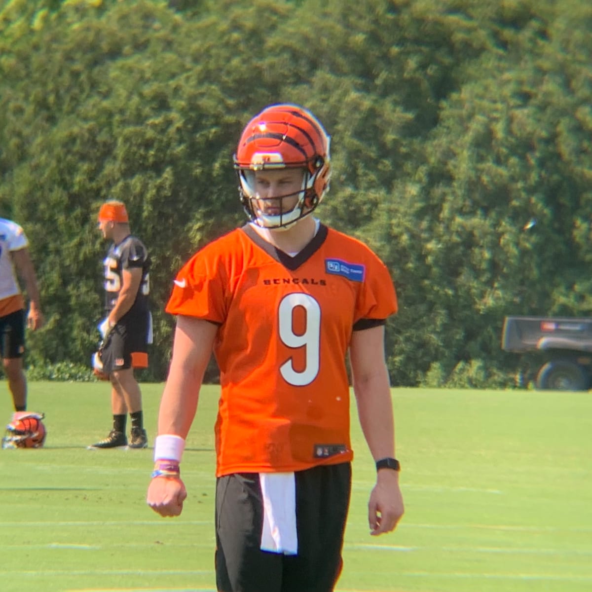 Bengals QB Burrow returns to field wearing knee brace, participates in  first day of OTAs