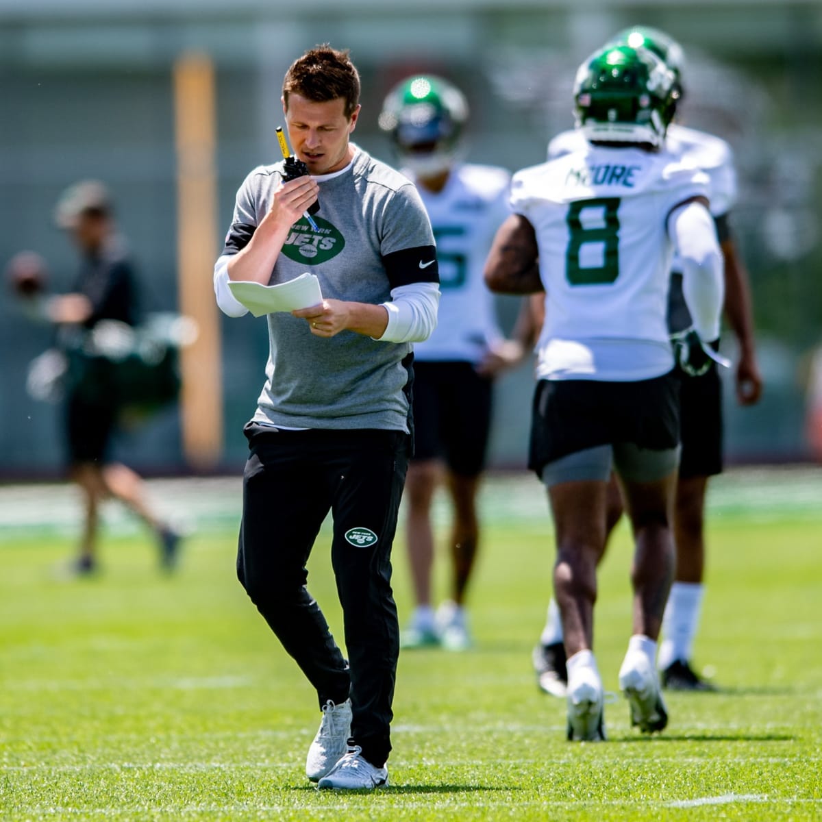 New York Jets offensive coordinator Mike LaFleur looks at his players  during an NFL football practice, Wednesday, June 2, 2021, in Florham Park,  N.J. (AP Photo/Kathy Willens Stock Photo - Alamy