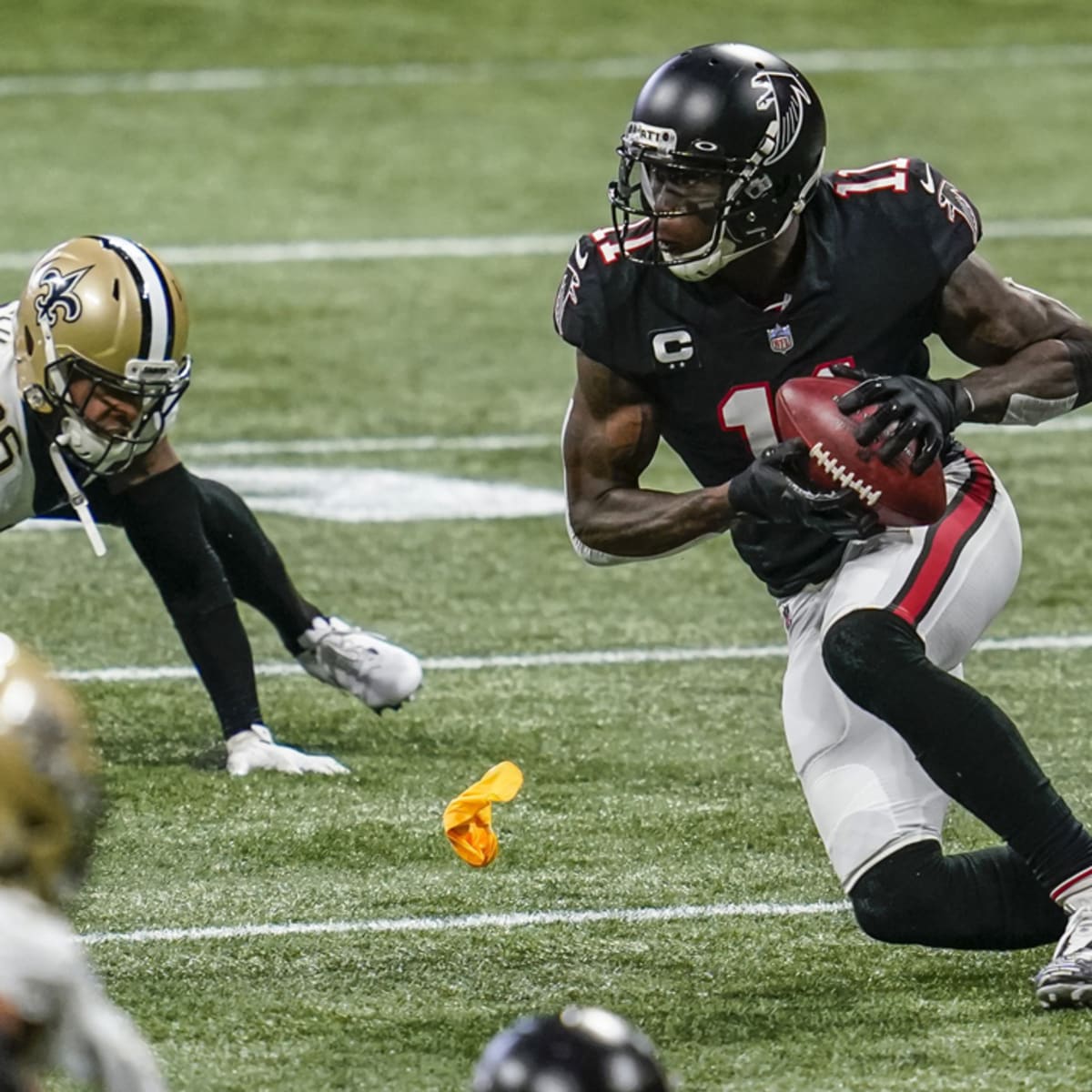 Atlanta Falcons wide receiver Julio Jones (11) plays against the Detroit  Lions during an NFL football game in Detroit, Sunday, Sept. 24, 2017.  Atlanta won 30-26. (AP Photo/Paul Sancya Stock Photo - Alamy