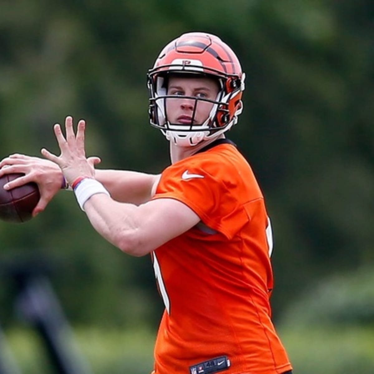 Reactions: Cincinnati Bengals' Joe Burrow wears headband at workout