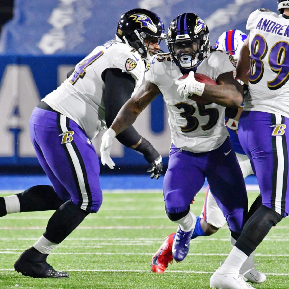 Philadelphia, PA, USA. 18th Oct, 2020. October 18, 2020: Baltimore running  back Gus Edwards rushes for a touchdown during the NFL football matchup  between the Baltimore Ravens and the Philadelphia Eagles at