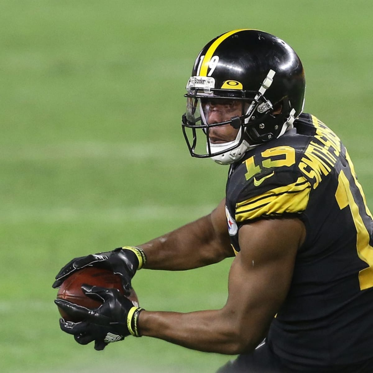 JuJu Smith-Schuster Joins Team Oakley – SPORTS AGENT BLOG