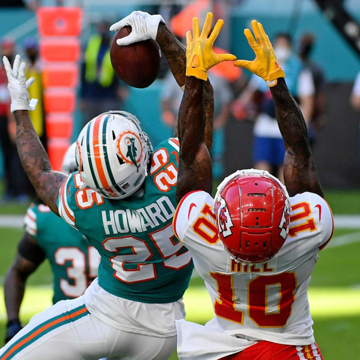 Dolphins' Xavien Howard now dealing with knee injury; coaches