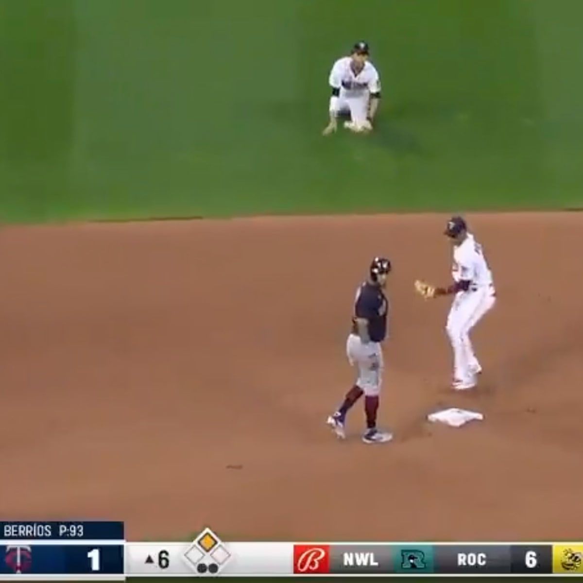 Eddie Rosario shouts out Twins after hitting game-winning home run
