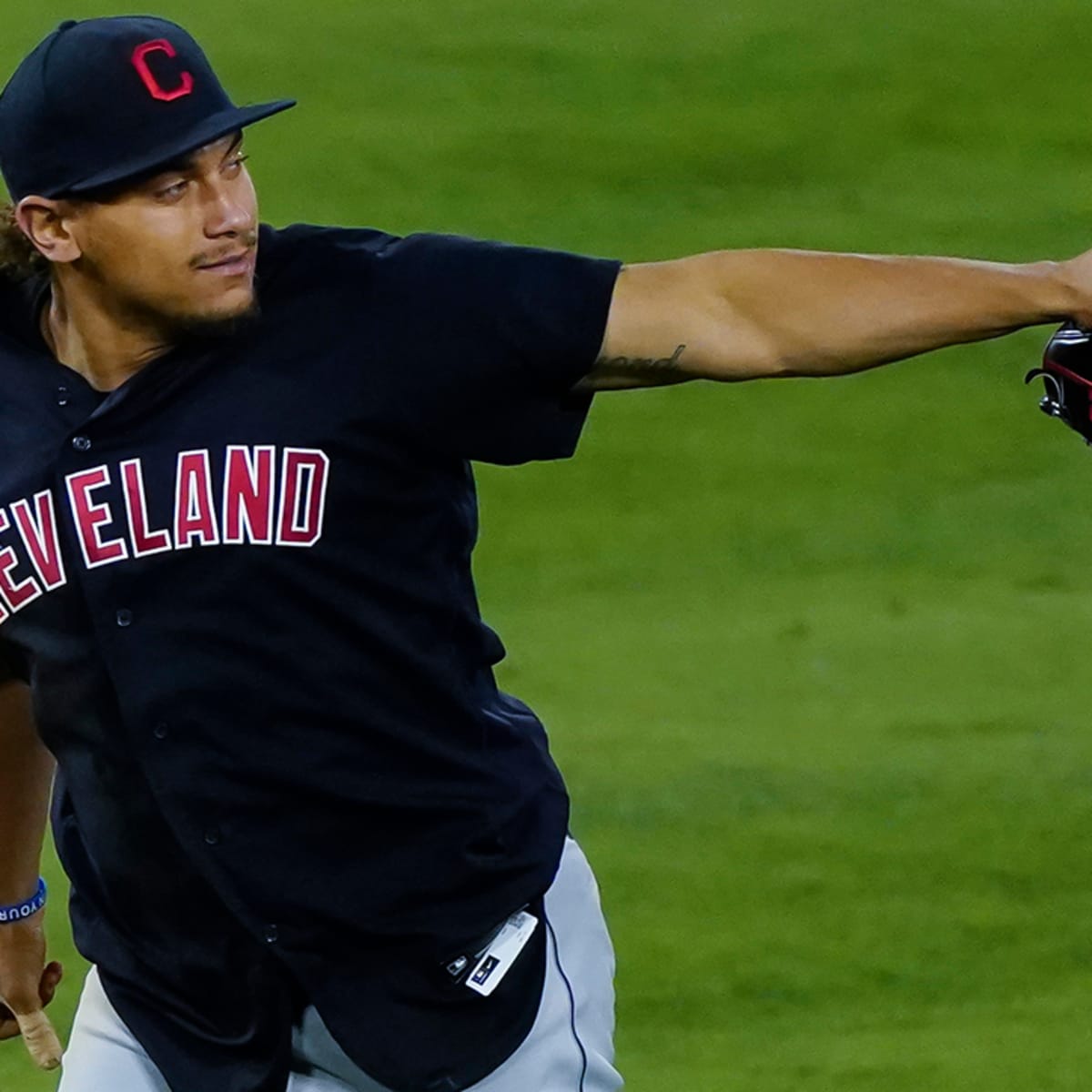 Cleveland's Josh Naylor suffers leg injury in scary outfield collision