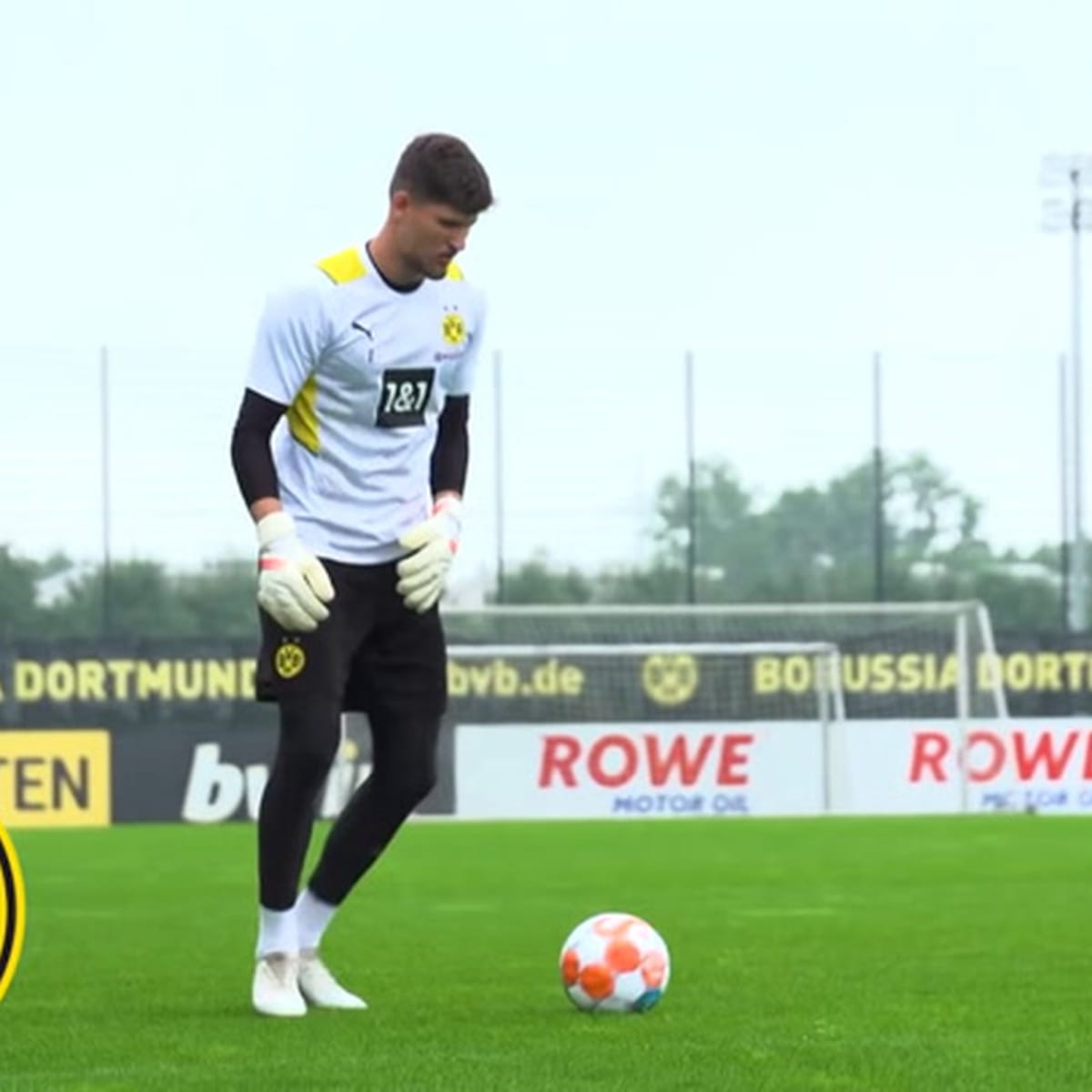 Borussia new signing Gregor Kobel in training - Soccer - OneFootball on Sports Illustrated
