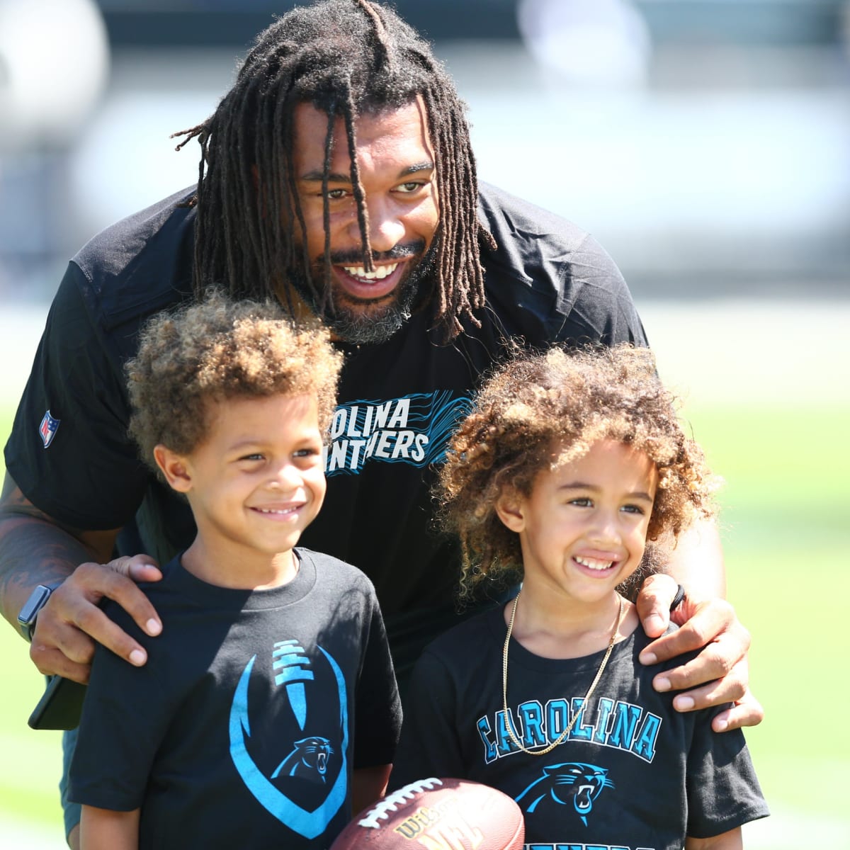 Panthers DE Julius Peppers Doesn't Want the Spotlight - Sports