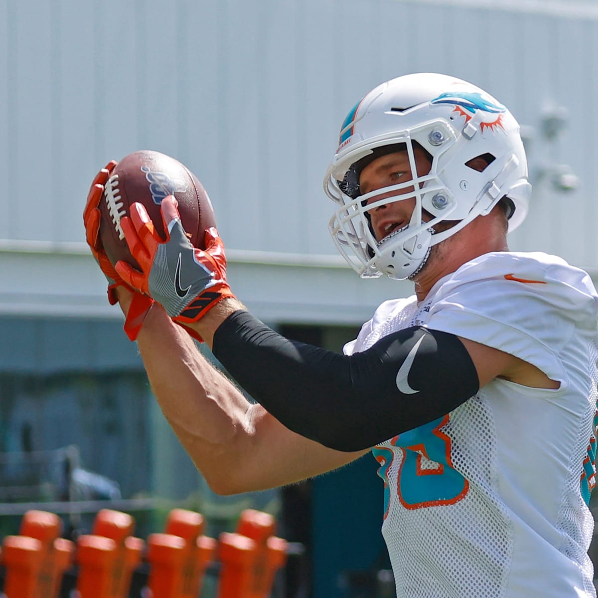 Unvaccinated Dolphins tight end activated off COVID-19 list