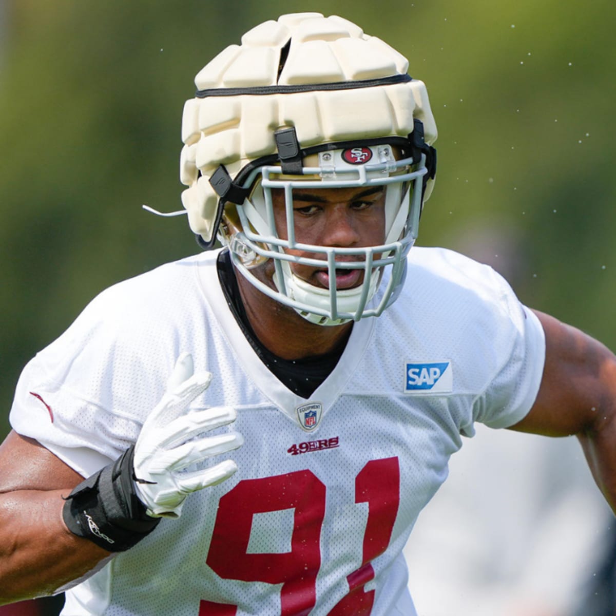 49ers' Arik Armstead injures knee in first practice of camp