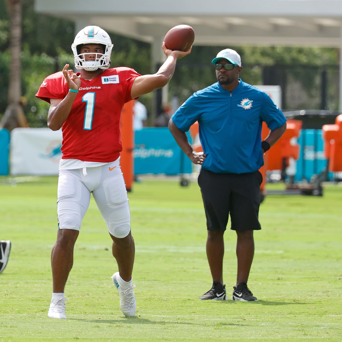 In Returns of Tua Tagovailoa and Brian Flores, Dolphins' Troubles Are on  Display - The New York Times