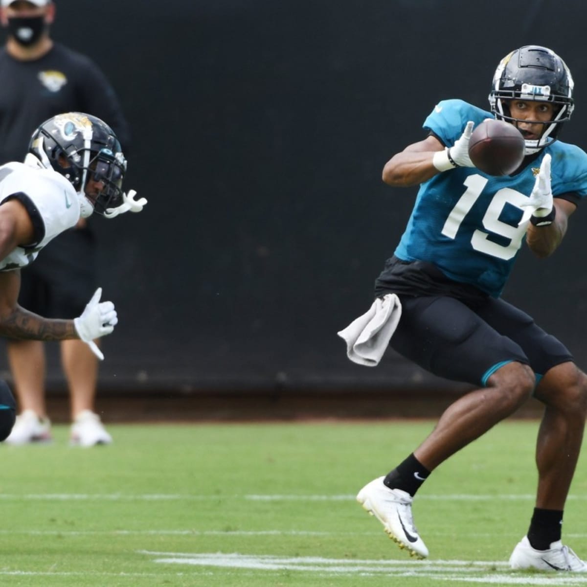 Jacksonville Jaguars K'Lavon Chaisson (45) performs a drill during