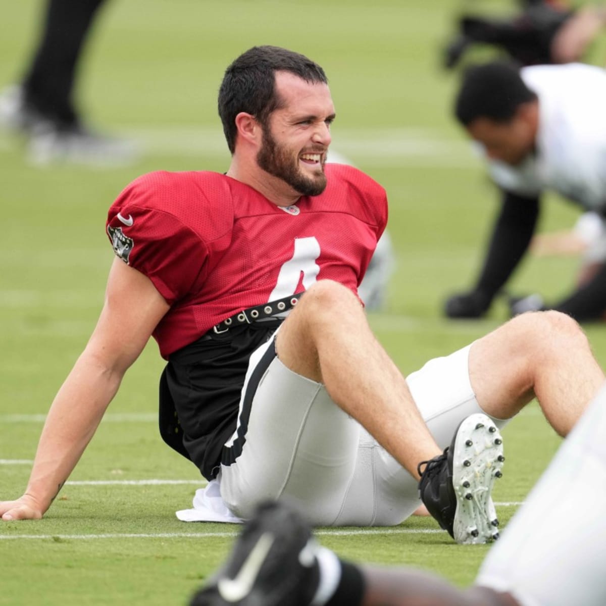 Derek Carr: Will there be teeth to Marcus Mariota rivalry?