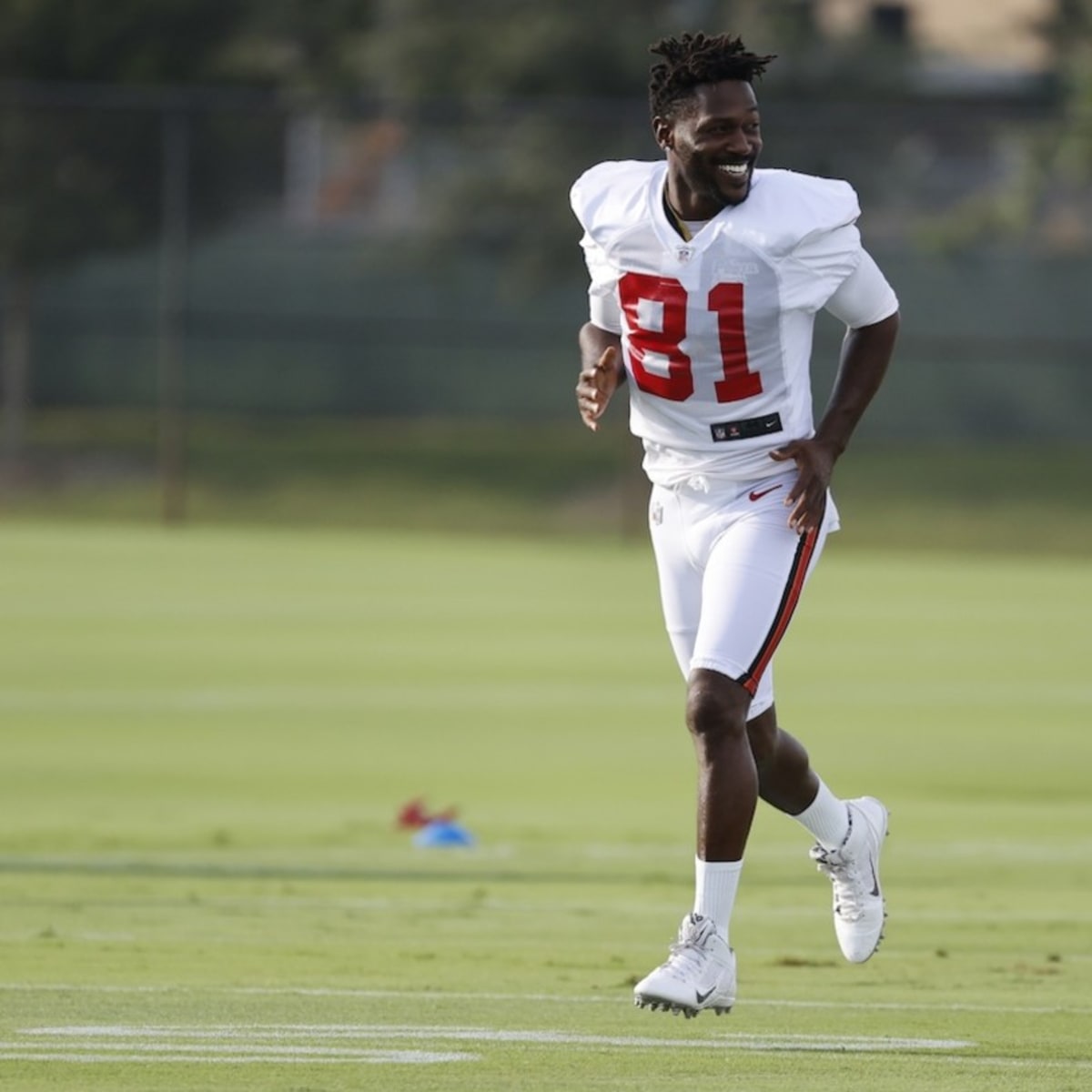 Buccaneers stand by Antonio Brown after report of destructive