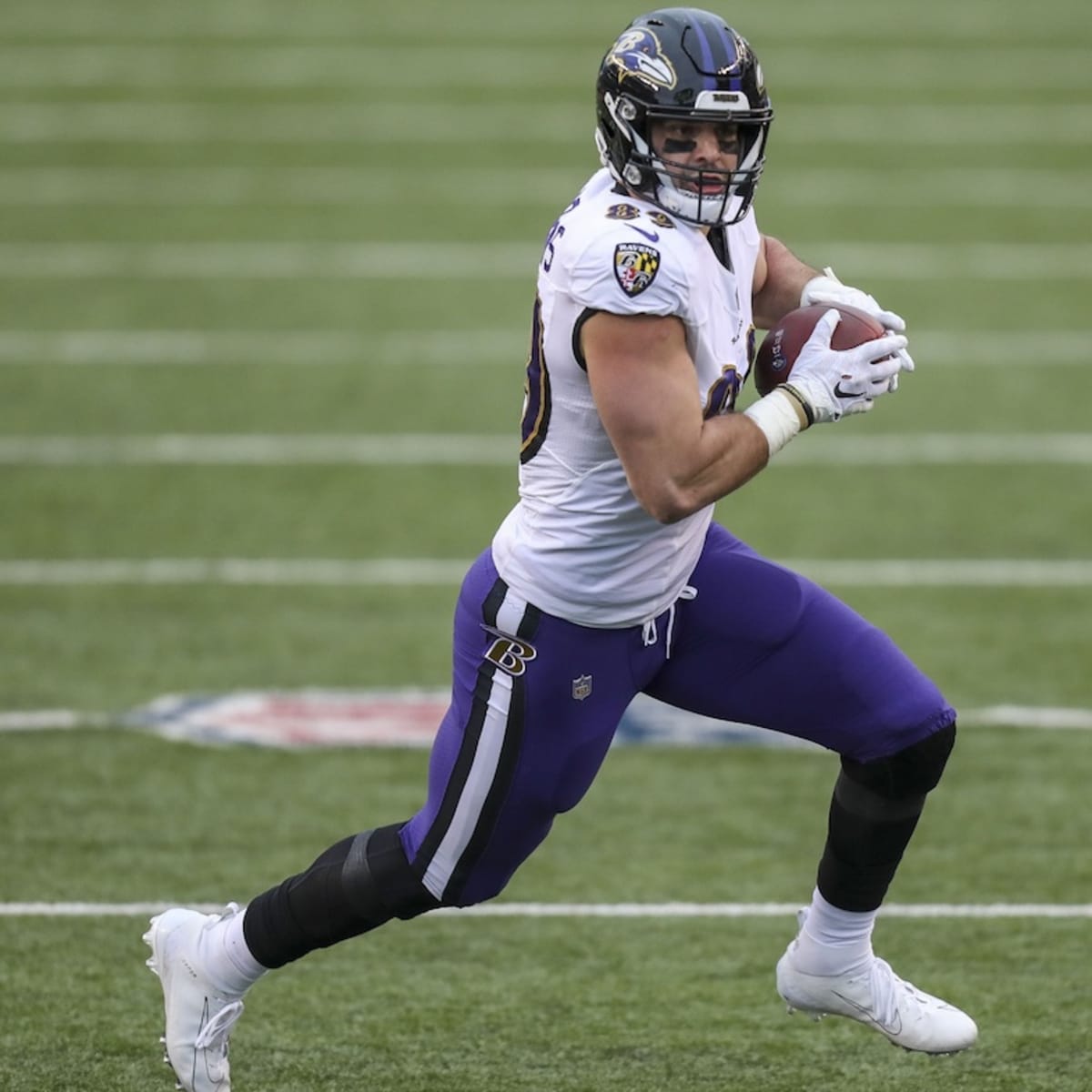 Baltimore Ravens tight end Mark Andrews (89) gets relief from the heat next  to a water