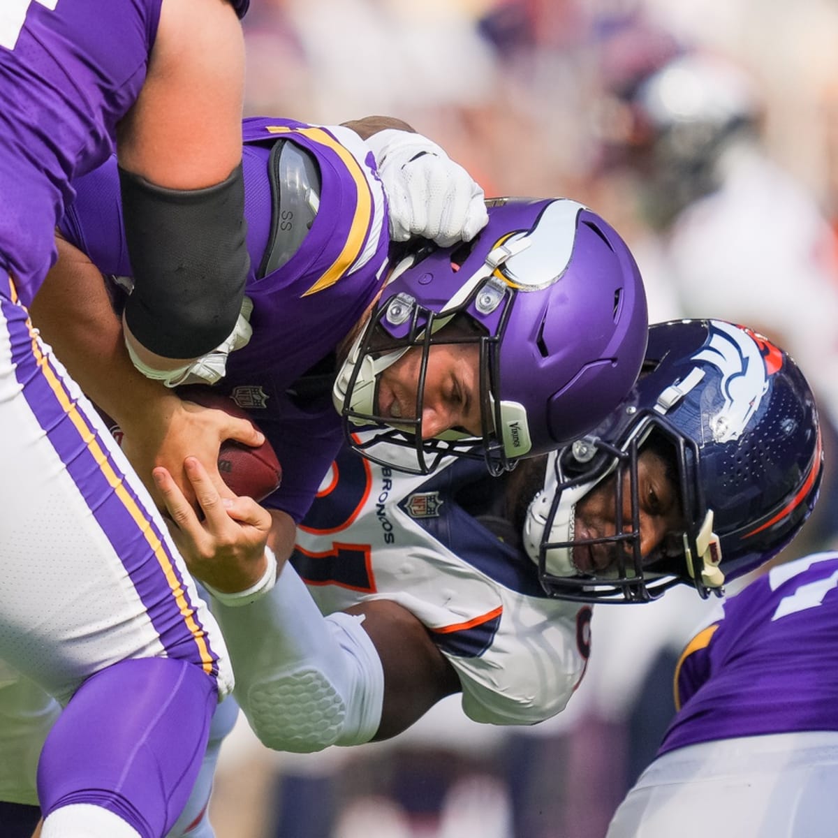 Broncos-Seahawks Game's Seriously Wild Ending Kicks Off the Jokes - CNET