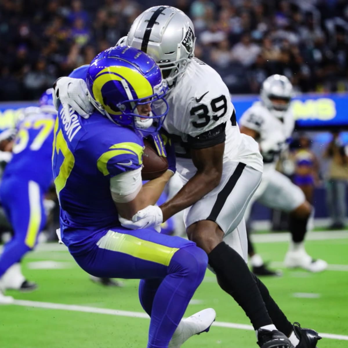 Raiders Nate Hobbs meets fans during fundraiser