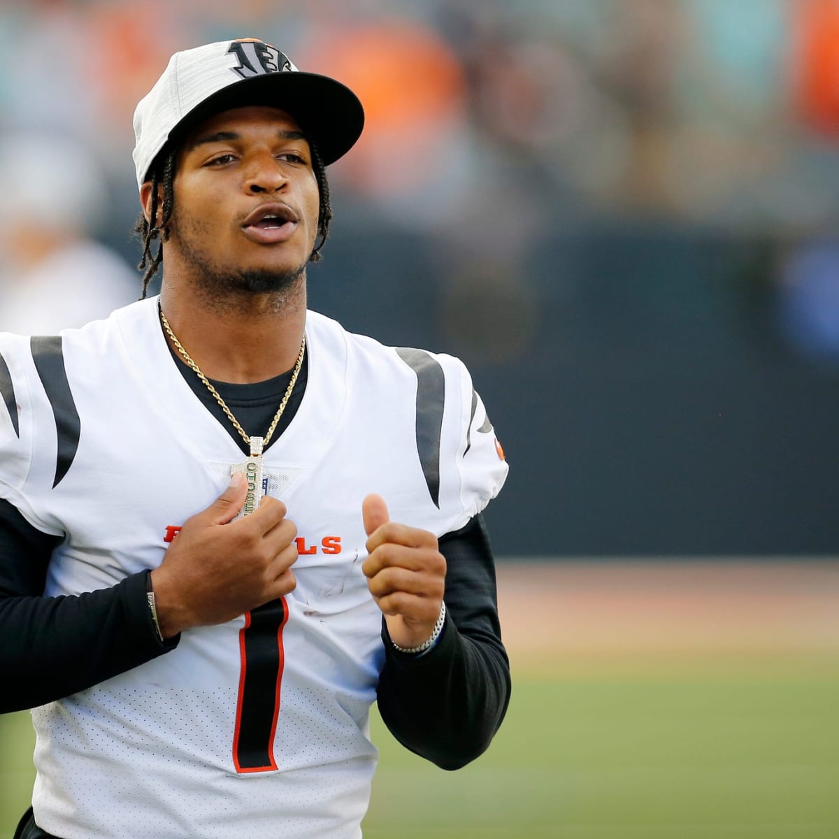 Cincinnati Bengals wide receiver Ja'Marr Chase (1) tries to hold onto a  pass during an NFL Wild-Card Playoff football game against the Las Vegas  Raide Stock Photo - Alamy