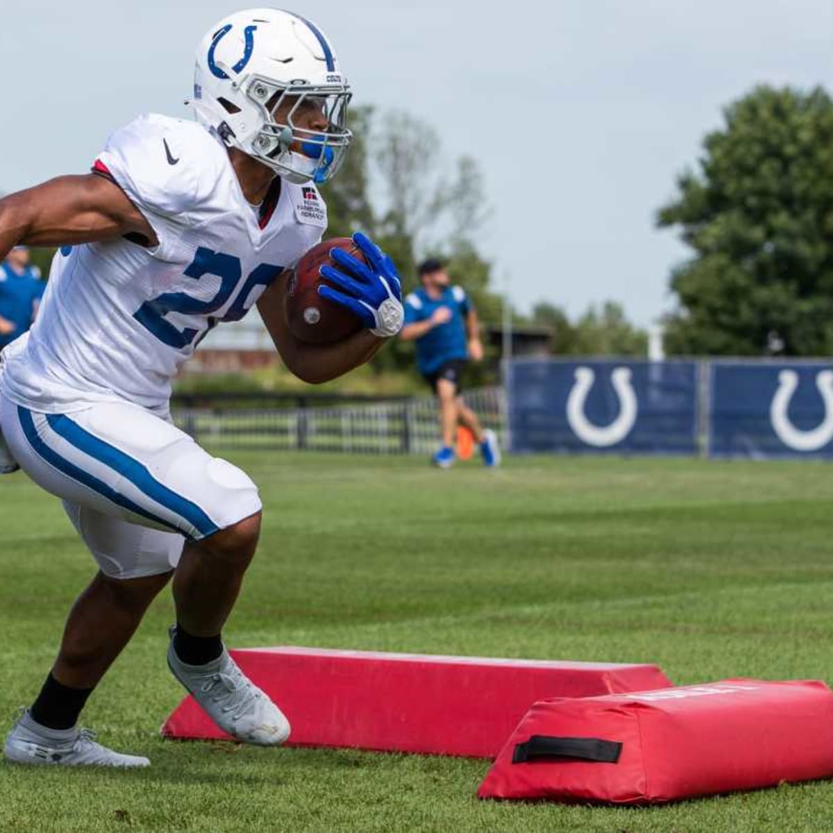 Colts, Taylor plan encore season for 2021 rushing champ