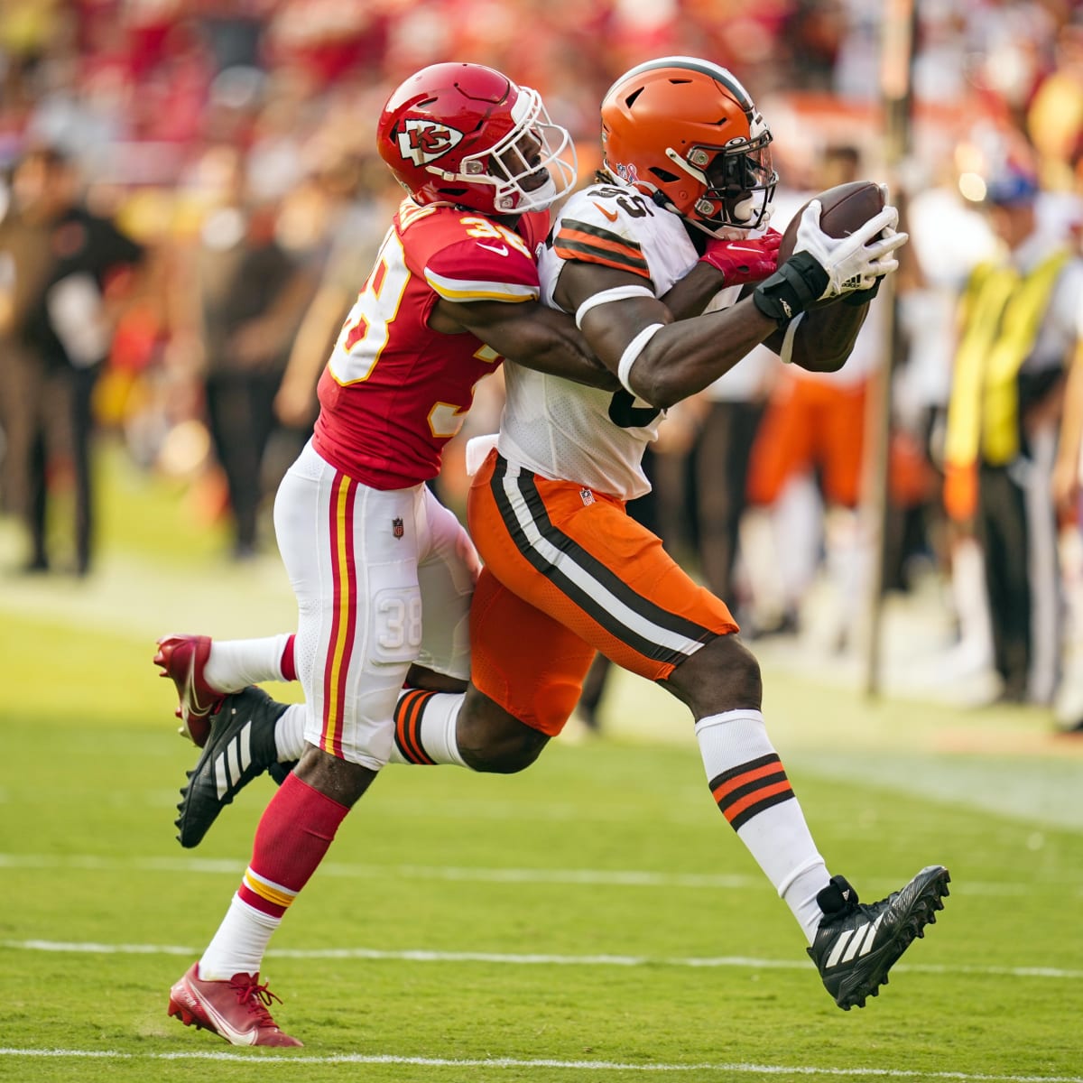 CLEVELAND, OH - OCTOBER 09: Cleveland Browns tight end David Njoku (85)  runs after making a catch during the fourth quarter of the National  Football League game between the Los Angeles Chargers