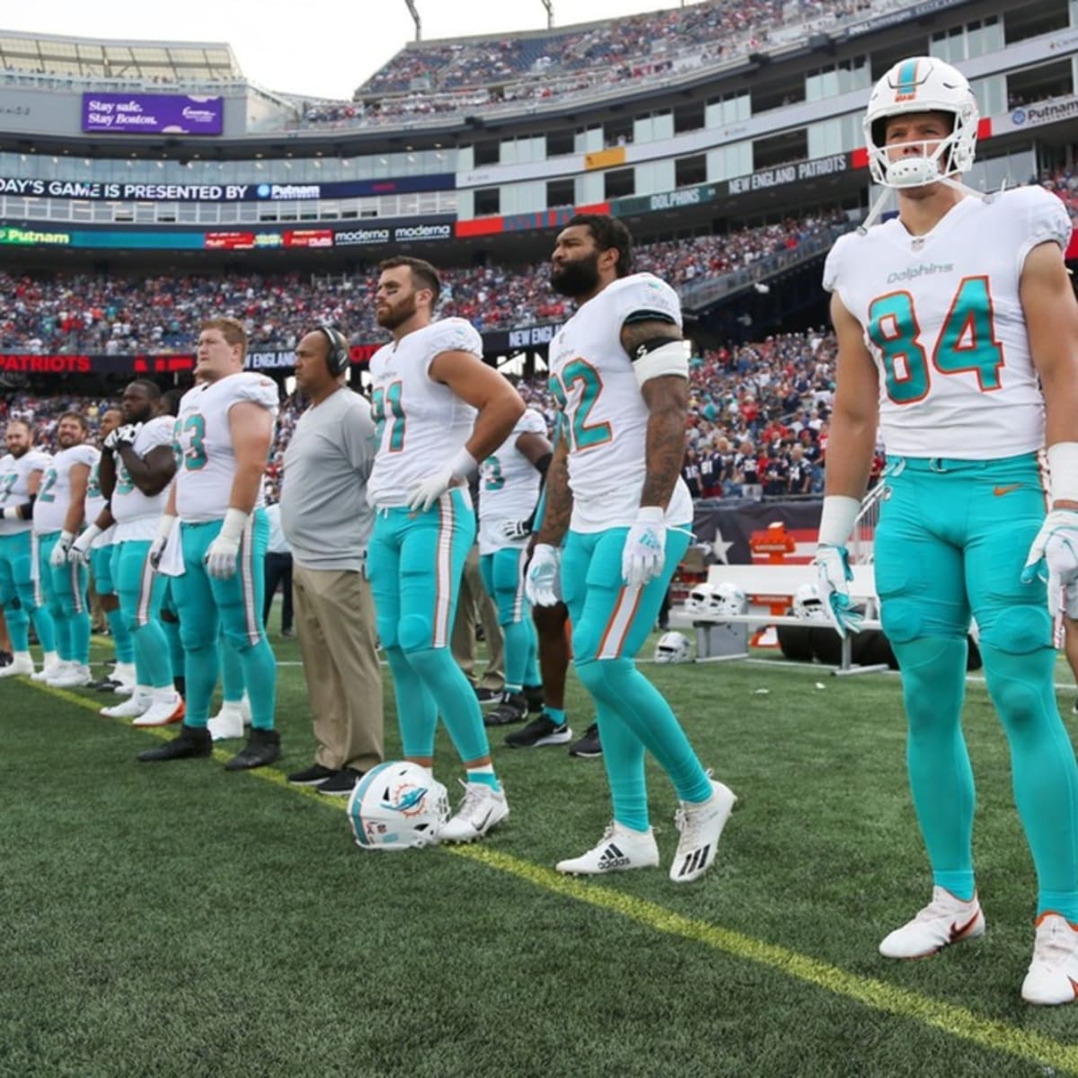 Miami Dolphins quarterback Tua Tagovailoa showcases brilliant accuracy with  an 18-yard dart to Dolphins tight end Mike Gesicki over the middle