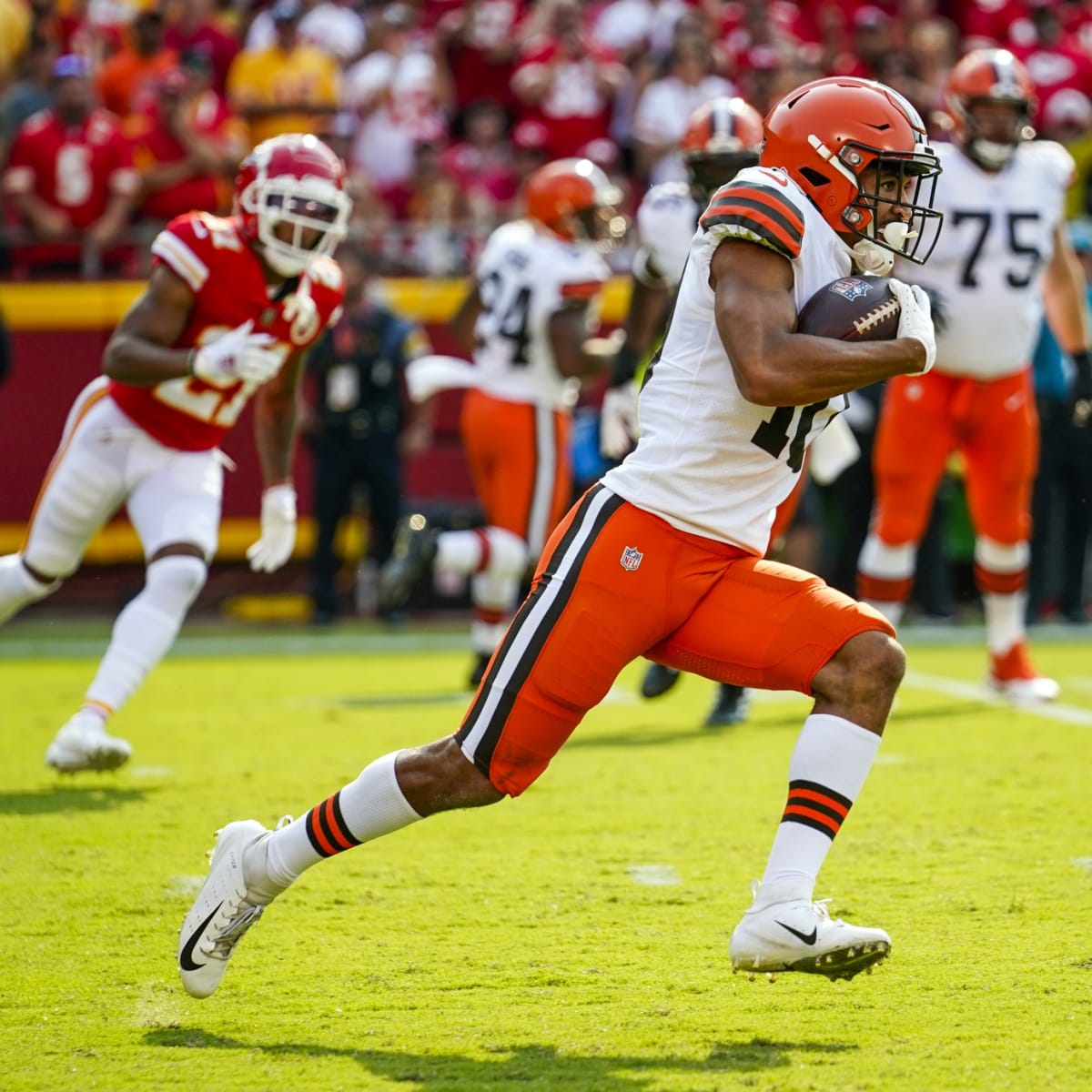 AP source: Browns' Phillips (biceps) could miss most of year