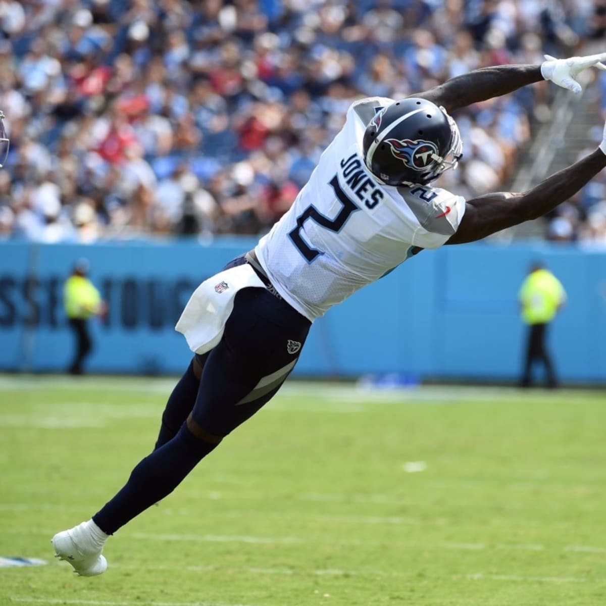 Julio Jones exits Titans practice after fall