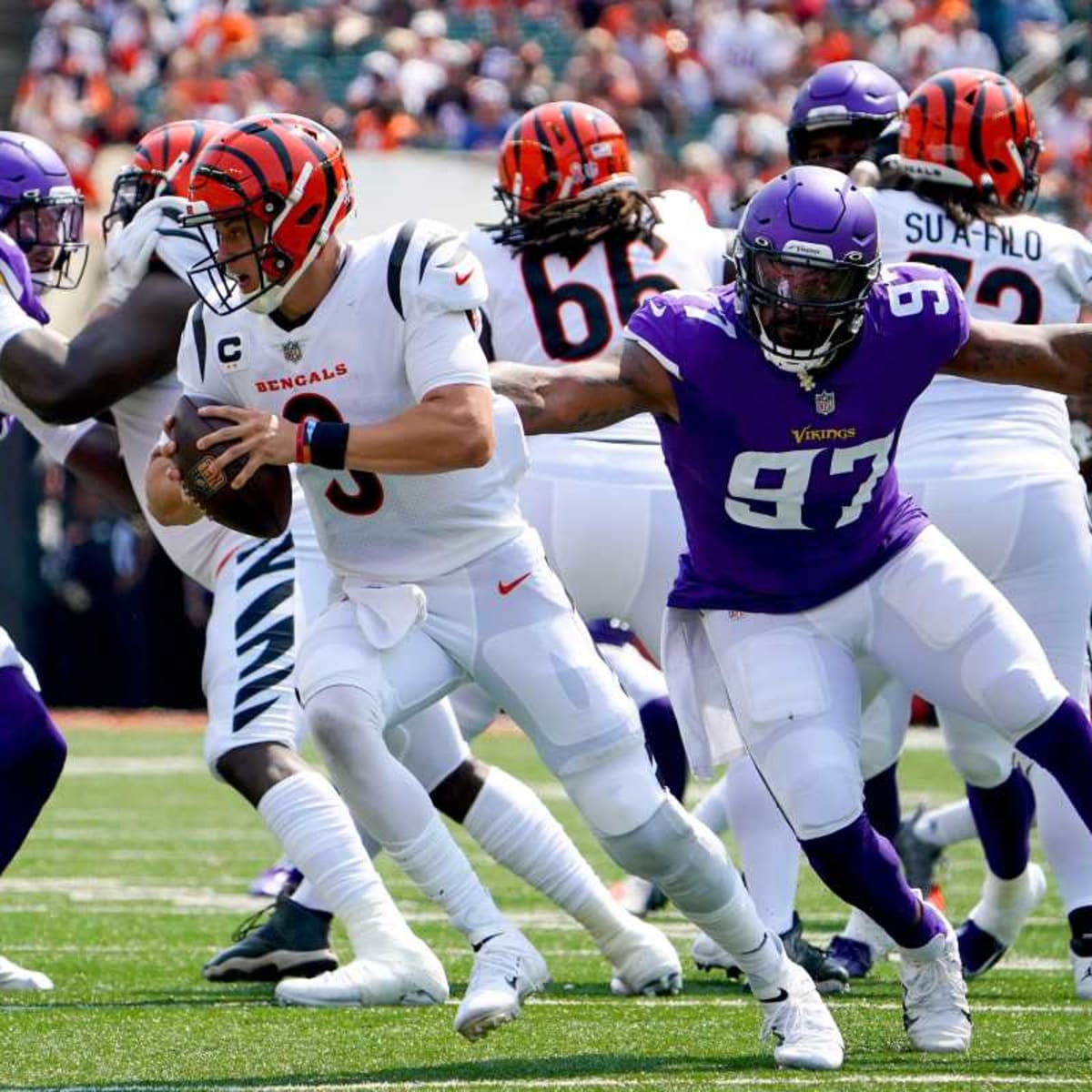 Minnesota Vikings cornerback Cameron Dantzler (3) warms up before a  preseason NFL football game against the San Francisco 49ers, Saturday, Aug.  20, 2022, in Minneapolis. (AP Photo/Bruce Kluckhohn Stock Photo - Alamy