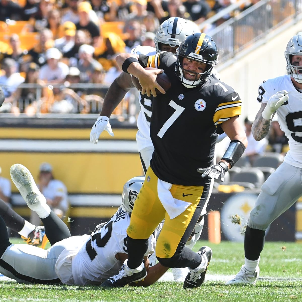 Carr throws for 382 yards, Raiders top Steelers 26-17